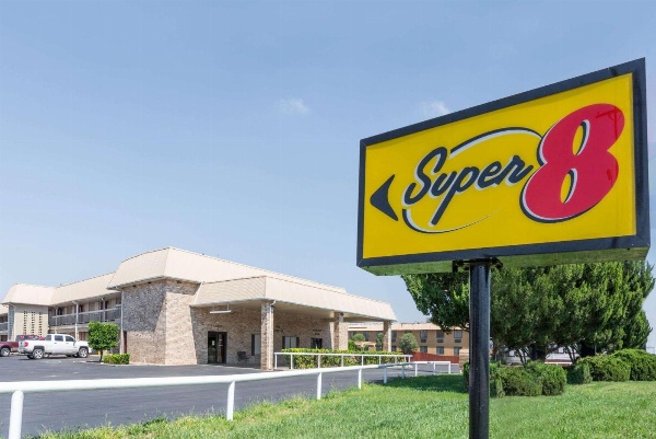 Super 8 by Wyndham Clovis image 1